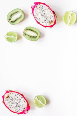 Beyaz arkaplan görünümlü dilimlenmiş kivi ve pitaya deseni