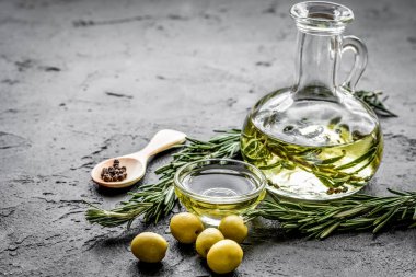 Mutfak masasının arka planındaki malzemeli zeytinyağı.
