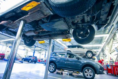 Büyük otomatik serviste kaldırılmış araba tanısı 