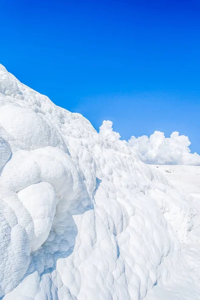Paisaje blanco perfecto por las nubes y la colina travertino - Pamukkale — Foto de Stock