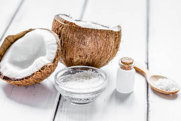 Concepto cosmético con cocos frescos sobre fondo de mesa blanco — Foto de Stock