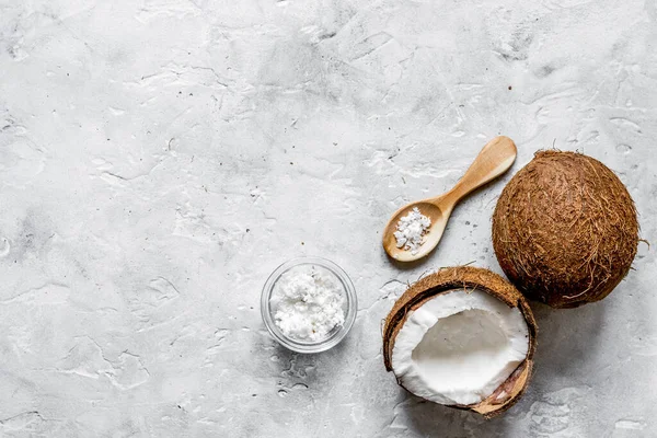 Aceite de coco para el cuidado del cuerpo en concepto cosmético en escritorio de piedra — Foto de Stock