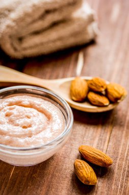 Tahta masa zemininde badem olan doğal bir fırça.