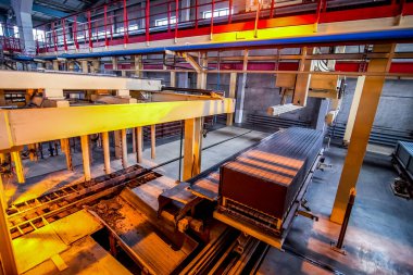 Fabrika üretim tesislerinde havalandırmalı beton blokların üretimi