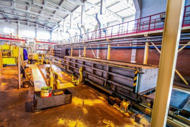 Beton bloklar üreten fabrikadaki modern ekipmanlar