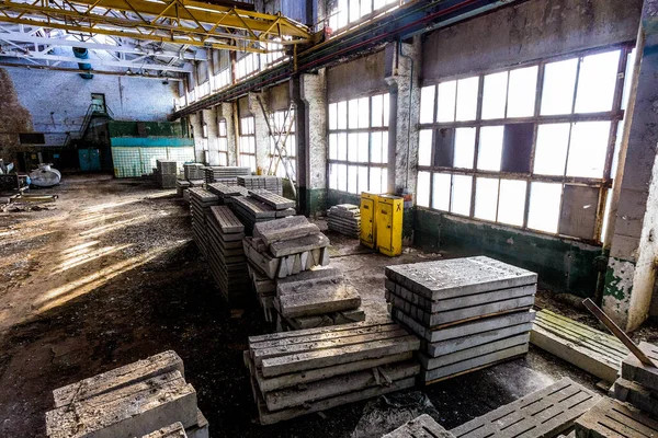 Antiguo interior industrial abandonado de almacén con cosas olvidadas. — Foto de Stock