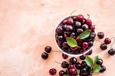 Kasede böğürtlen var. Kırmızı kiraz üst görünümü, boşluk kopyala