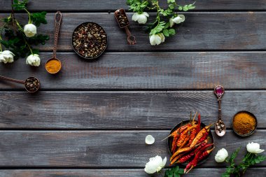 Bir kâse sıcak baharat ve şifalı bitkiler. Üst görünüm, alanı kopyala.