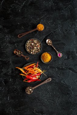 Bir çift kokulu baharat - biber ve kırmızı biber, en iyi manzara.