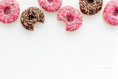 Çörekler beyaz ahşap arka planda düz konum deseni, üst görünüm