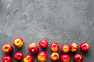 Kırmızı elma grubu - üst görünüm, metin için boşluk