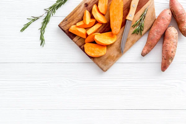 Tatlı patates dilimlenmiş. Kinchen masasında sebzeli vejetaryen yemeği.