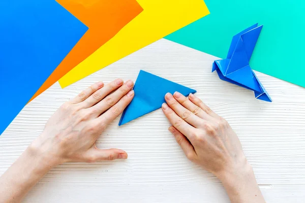 Barkácsolás. Csinál origami papír madár, felső nézet — Stock Fotó