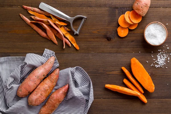 Vista aérea de la batata cortada en rodajas en la tabla de la cocina. Vista superior — Foto de Stock