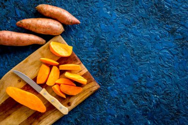 Tatlı patates dilimlenmiş. Kinchen masasında sebzeli vejetaryen yemeği.