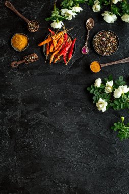 Herba ve çiçeklerle çeşitli aromatik ve sıcak baharatlar, yukarıdan görünüm