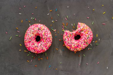 Pembe böğürtlenli çörekler düz, manzaralı. Jöleli ve şekerli çörekler.