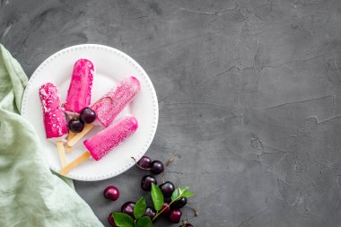 Taze vişneli dondurma. Buzlu şeker genel görünüm