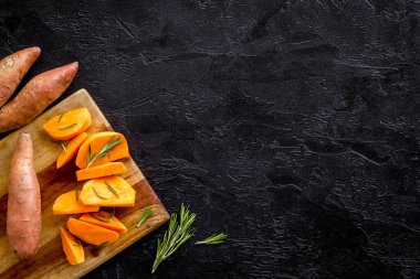 Tatlı patates dilimlenmiş. Kinchen masasında sebzeli vejetaryen yemeği.