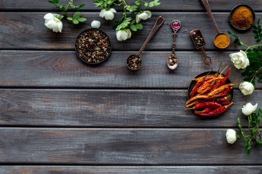 Karışık sıcak baharat ve bitkilerin yerleşimi, üst görünüm