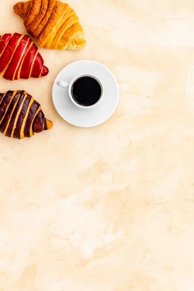 Coffee and croissants on stone table top view — Stock Photo, Image