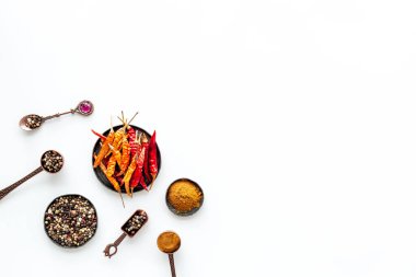 Karışık sıcak baharat ve bitkilerin yerleşimi, üst görünüm