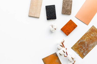 Mutfak tezgahları ve renkli ahşap dolap örnekleri. Üst görünüm