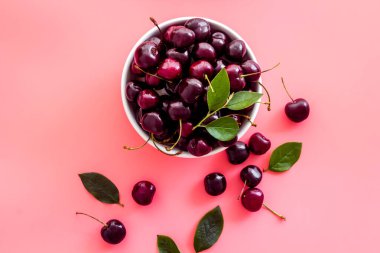 Kırmızı vişne deseni ya da duvar kağıdı. Düz böğürtlen yatağı, üst manzara