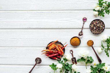 Metal kaşıklar ve kâselerde yemek pişirmek için baharat ve şifalı otlar.