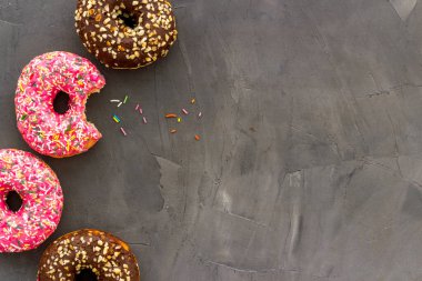 Çörekler düz yatıyordu koyu arkaplan üzerinde, üst görünüm