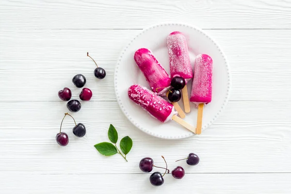 Cherry ice cream popsicles, top view, copy space — Stock Photo, Image