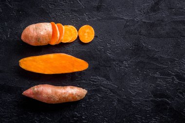 Tatlı patatesli patatesli patatesler. Organik sebzeler arka plan, genel görünüm