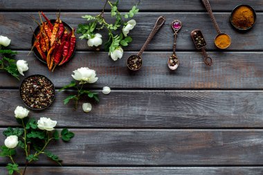 Bir kâse sıcak baharat ve şifalı bitkiler. Üst görünüm, alanı kopyala.