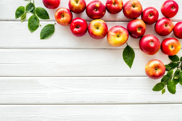 Yeşil yapraklı bir grup olgun kırmızı elma. Üst görünüm