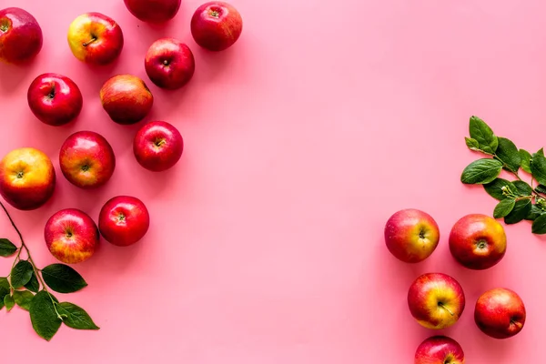 Rahmen aus roten Äpfeln mit grünen Blättern von oben — Stockfoto