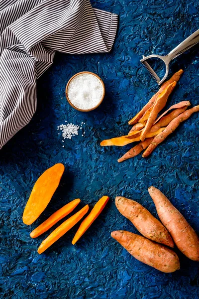 Tatlı patates dilimlenmiş. Kinchen masasında sebzeli vejetaryen yemeği.