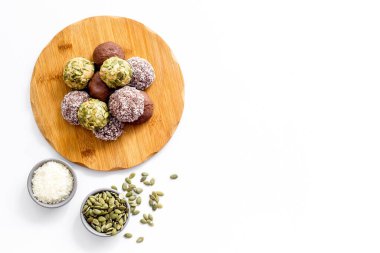 Hindistan cevizi ve kabak çekirdekli ham enerji topları.