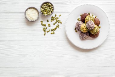 Vejetaryen enerji topları, kabak tohumları ve hindistan cevizi, genel görünüm