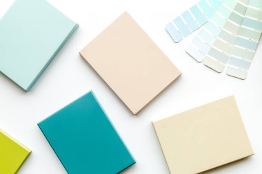 Tahta döşeme ve renkli mobilya örnekleri. Üst görünüm