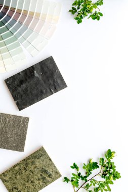 Tablodaki ahşap taş ve mutfak tezgahı örnekleri düzdü.