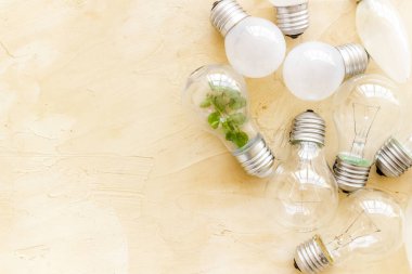 Yeşil çimenli ampul - yenilenebilir enerji ekosu kavramı