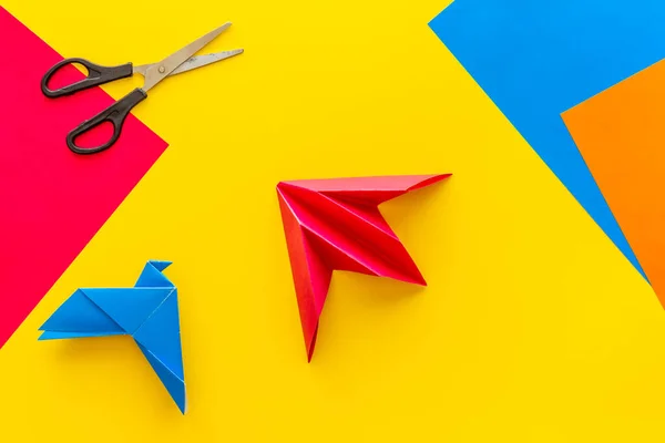 Különböző árnyalatú papírmadarak. Origami koncepció. Felülnézet — Stock Fotó