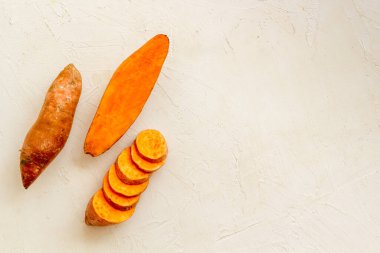 Tatlı patateslerin yerleşimi. Organik sebzeler arka plan, genel görünüm