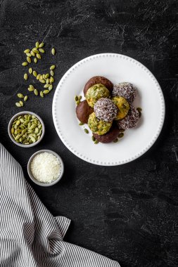 Fındık ve kakaolu çiğ protein enerji toplarının düzlüğü, üst görünüm.