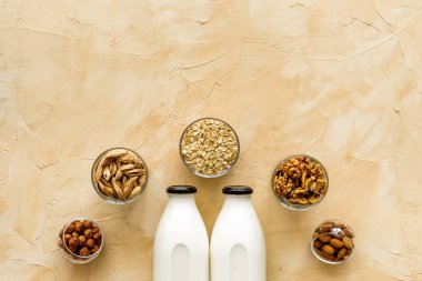 Sütsüz vejetaryen sütü şişeleri. Laktozsuz fındık ve tahıllı içecek. Üst görünüm