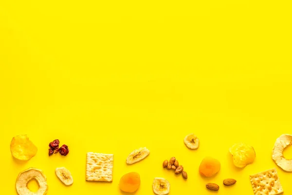 Aperitif-Snacks für Unternehmen - Nüsse, Trockenfrüchte von oben — Stockfoto