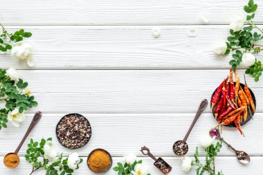 Bir kâse sıcak baharat ve şifalı bitkiler. Üst görünüm, alanı kopyala.