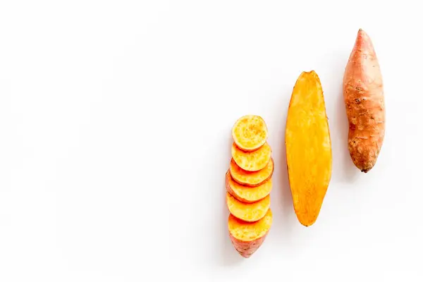 Layout von Süßkartoffeln. Hintergrund Bio-Gemüse, Blick über den Kopf — Stockfoto