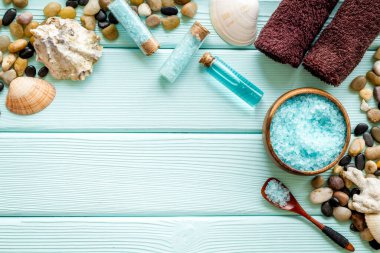 Deniz kozmetikleriyle hazırlanmış spa tedavileri. Tuz ve aroma yağı. Üst görünüm