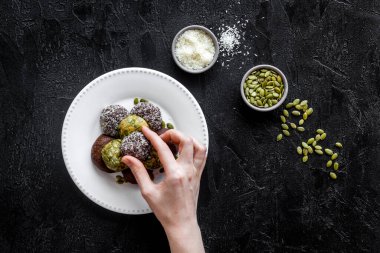 Tabakta çiğ enerji topları, üst manzara.